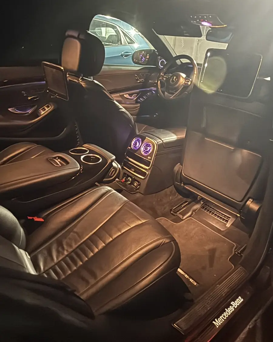 Кожен салон на Mercedes S-Class с поставки за чаши