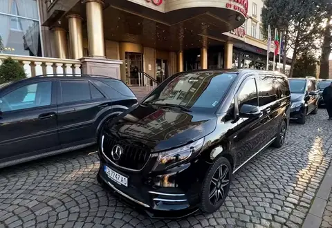 Черен Mercedes V-Class чака за трансфер пред входа на хотел
